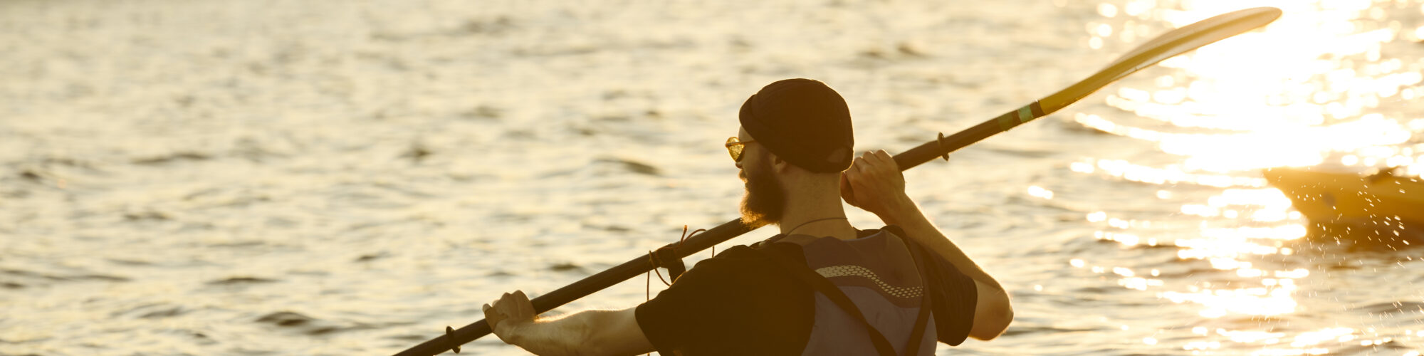Man paddlar kajak