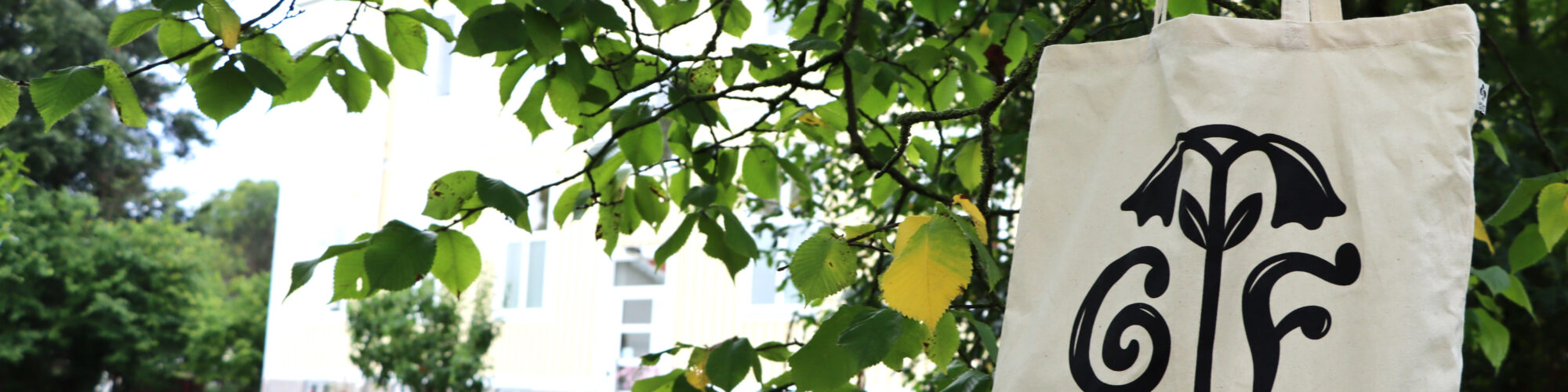 Foto på en tygkasse med Grimslövs folkhögskolas logga